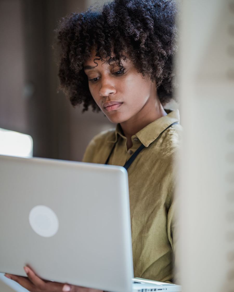 Utilizadora do Certifixe a consultar o computador portátil